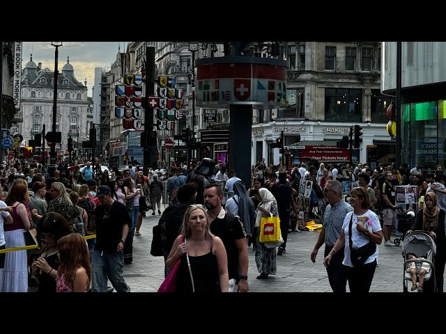 Explore the Vibrant Streets of Central London: A Walking Tour**