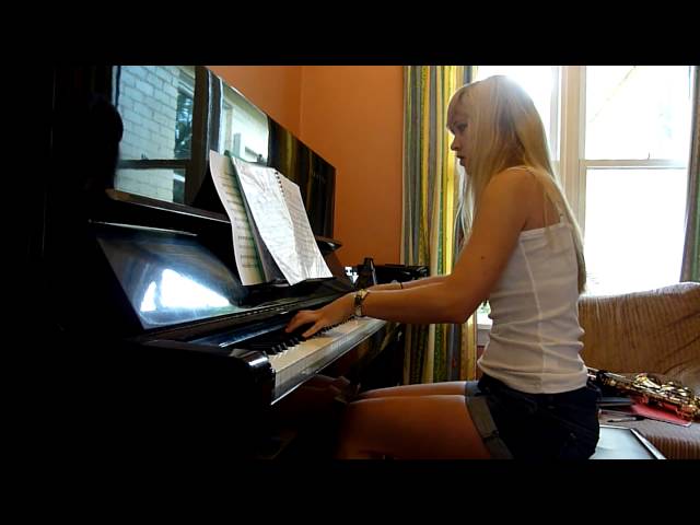 Lara plays 'Positive Force' from VVVVVV  (piano cover)