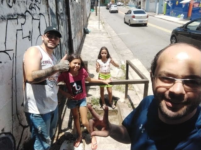 Lorena e Sophia na bica d´água da rua Lavrinha