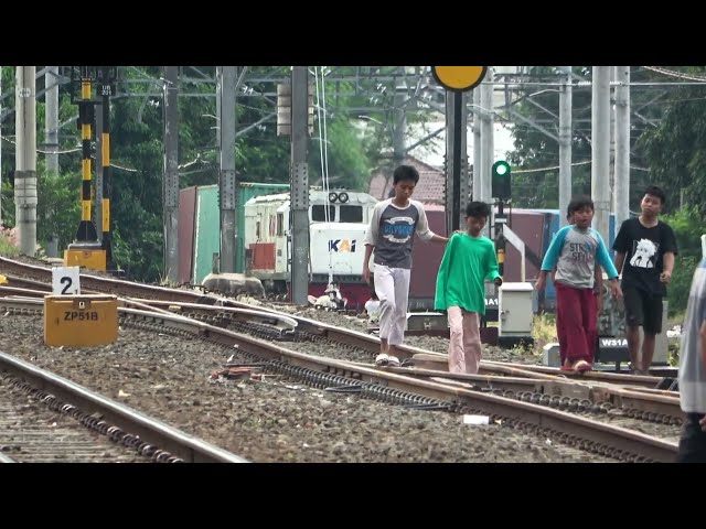 detik - detik kereta barang MENGEDEN