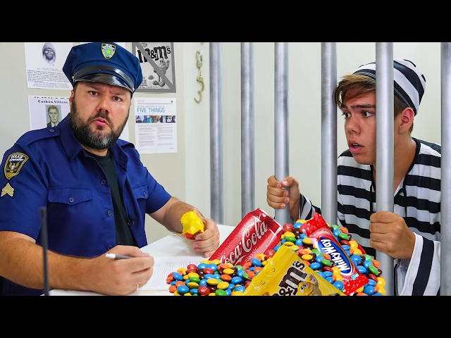 ¡Nastya, Artem y Mia enseñan cómo esconder dulces en la cárcel! 🍭🚔