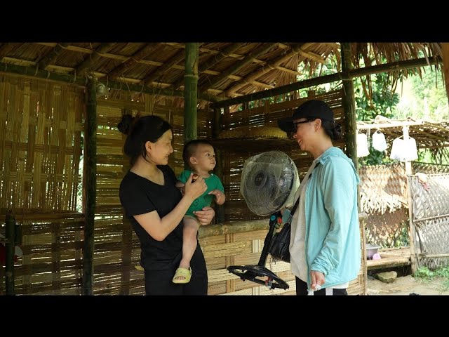 The life of a 17-year-old single mother:Help from Strangers-It rains-Picking Pumpkin Flowers to Sell