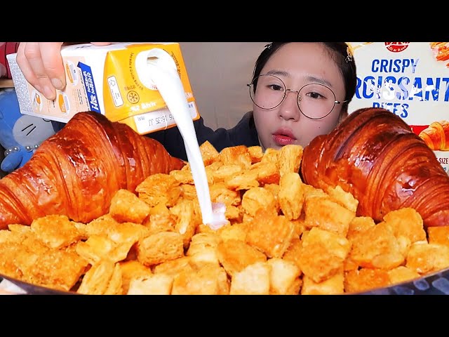 SUB) Costco Krispy Croissant Byte 🥐Eating Show. Dessert Mukbang