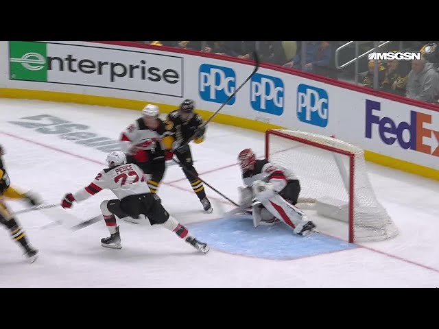 Kevin Hayes scores a goal against the New Jersey Devils