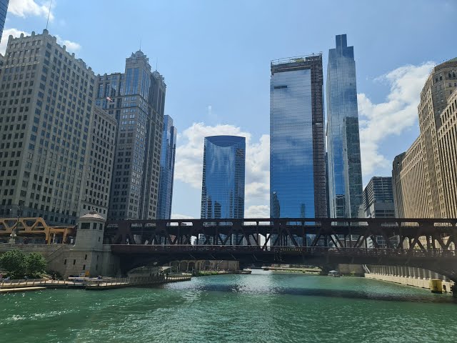 On a Chicago River architecture boat tour - Part 1 - 360° Video