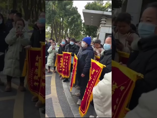 1月10日 湖北武汉 金辉江樾云著业主因所购房屋被开发商抵押，无法获得全款发票和权属证明名导致无法办理房产证而前往信访局维权。有业主制作嘲讽锦旗，希望信访办实事。业主们集体带着锦旗在马路上游行喊口号