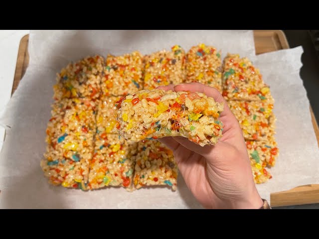 The BEST MARSHMALLOWY Rice Krispie/Crispy Treats