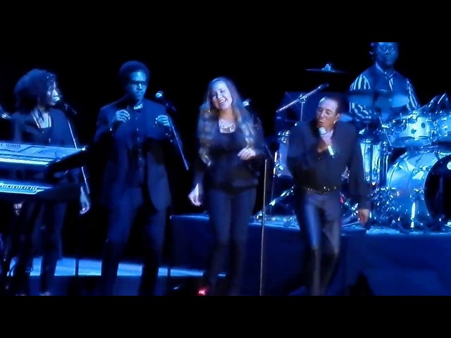 'Motown Legend' Smokey Robinson - "Cruisin' "(LIVE)