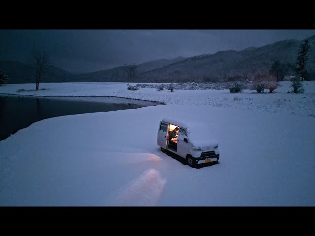 [Snow Car Camping]Camping alone in a micro camper. The quiet, peaceful sound of snow falling.