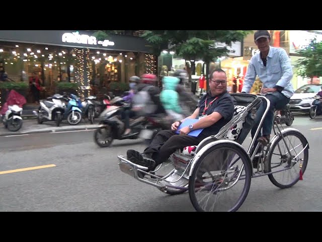 PSVR 3D HUE, VIETNAM Trishaw Ride at Dusk