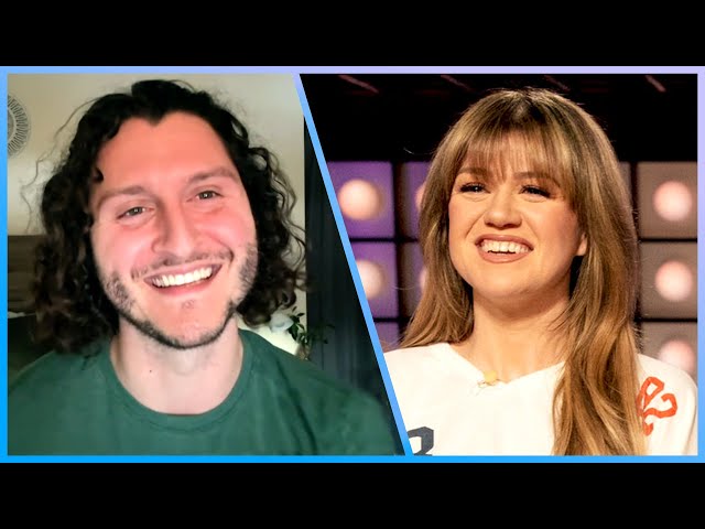 Kelly Clarkson Meets Nurse Behind Viral TikTok 'Stories From A Stranger'