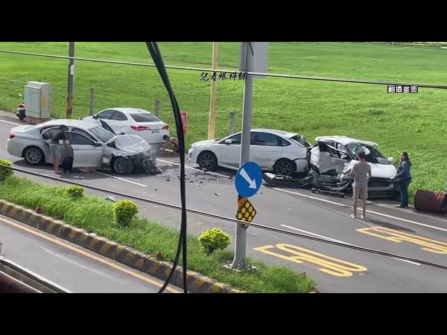 高雄岡山驚悚車禍！ 休旅車路口左轉慘遭直行轎車高速撞飛