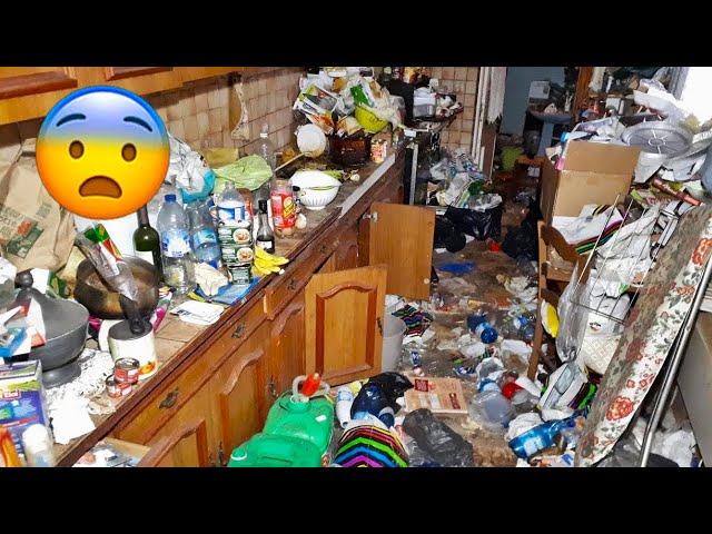 🤮CLEANING A HOARDER NIGHTMARE ROOM! 😨THE MOTHER WAS IMMEDIATELY SCARED OFF