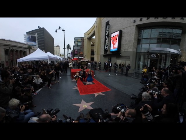 360 VIDEO - Ryan Reynolds Poses With His Family & His Hollywood Walk of Fame Star | Splash News TV