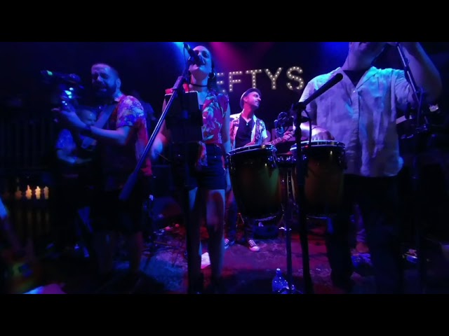 Flaca No Me Claves Tus Puñales - Los Jamones en vivo en Lefty's Brisbane Australia