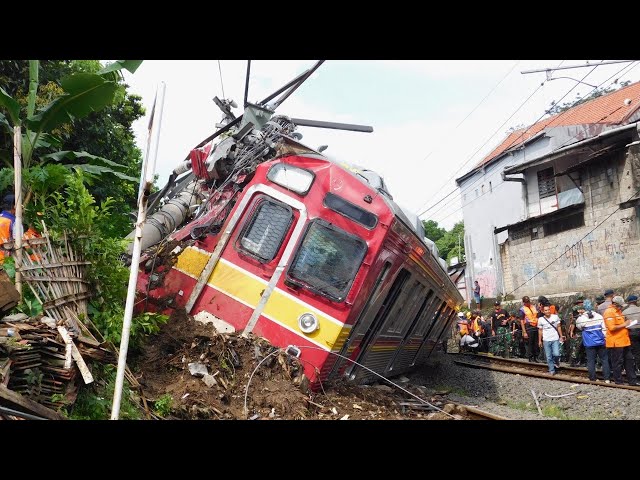 KRL ANJLOK DI BOGOR !! PERJALANAN TERAKHIR KRL Tokyu 8512 ex Kereta KRL Anjlok di Bogor