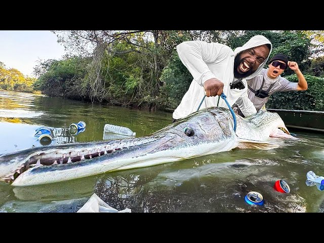 Catching Monster 7Ft Alligator Gar Fish In Texas Most Polluted Water!