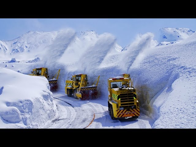 在雪路線的驚人的吹雪機在日本