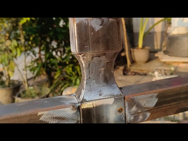 Creative welder in creating balcony fence post ornaments that few people know