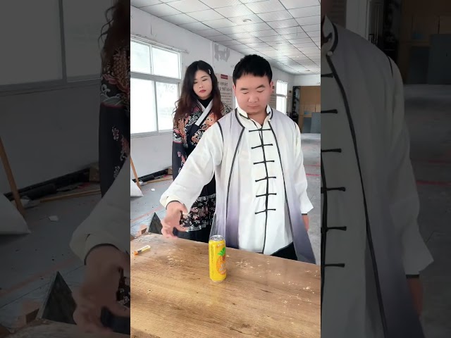 中国功夫：美女捏爆易拉罐Beautiful woman crushes cans