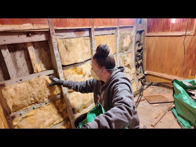 Ep 210 - Exploring Unseen Parts Of Our 81 Year Old Boat!