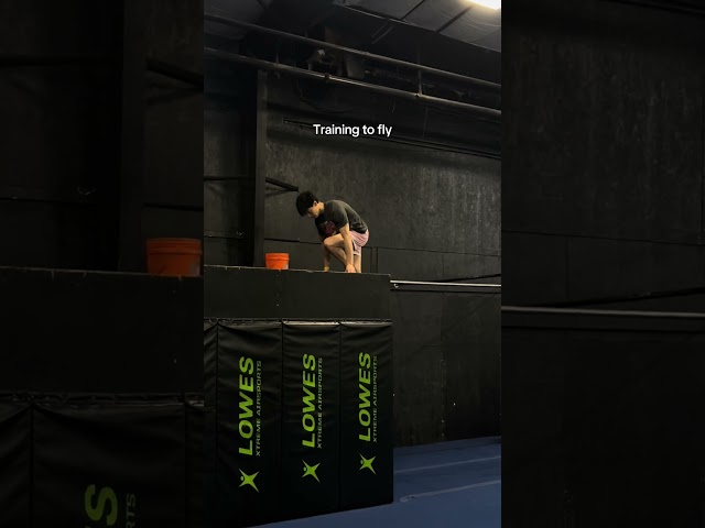 Calisthenics at a trampoline park #calisthenics #streetworkout #gymmotivation #fitness