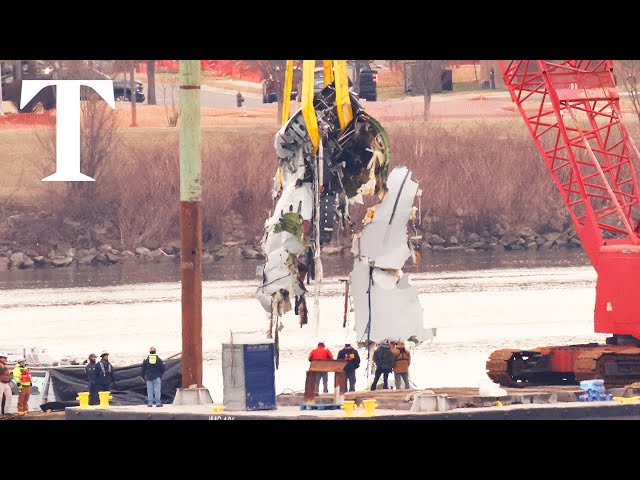 LIVE: American Airlines plane removed from Potomac river