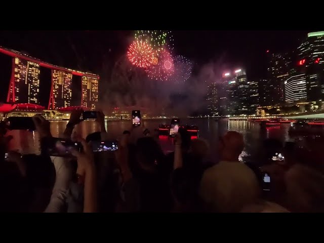 [VR180] 2025 New year fireworks at Marina Bay, Singapore