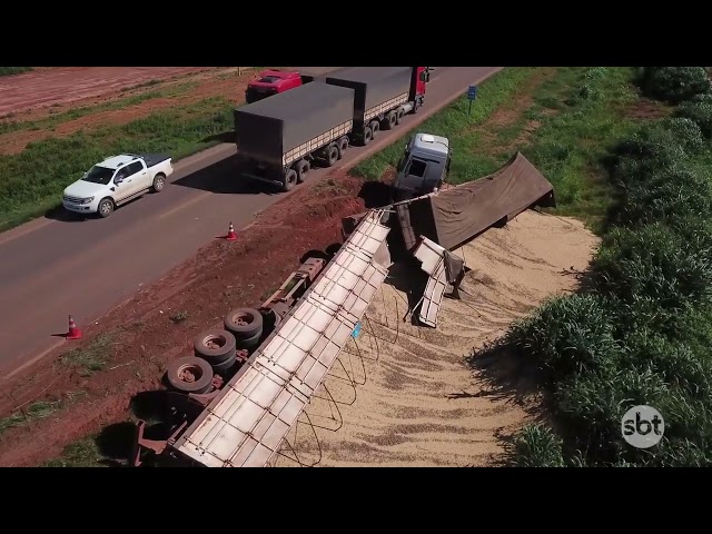 Carreta carregada com grãos tomba na BR-163 em Sinop