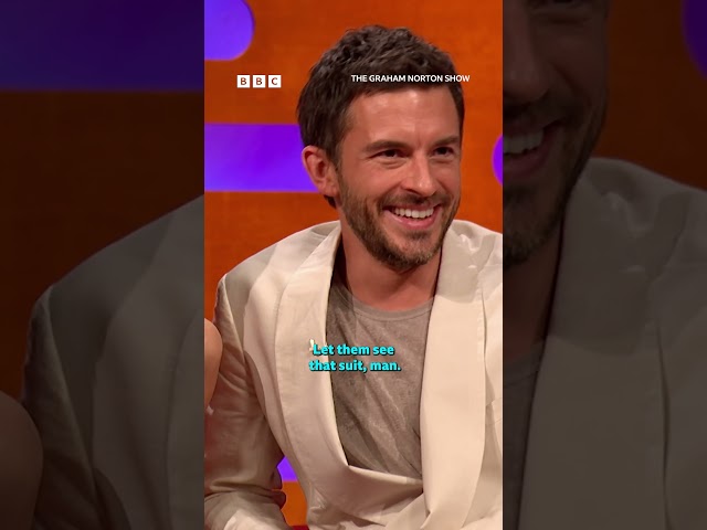 Jonathan Bailey showed off his new suit on Graham's sofa, MUCH to Jamie Foxx's approval!