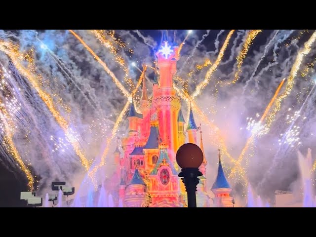 Disneyland Paris - Fireworks and light show at the castle