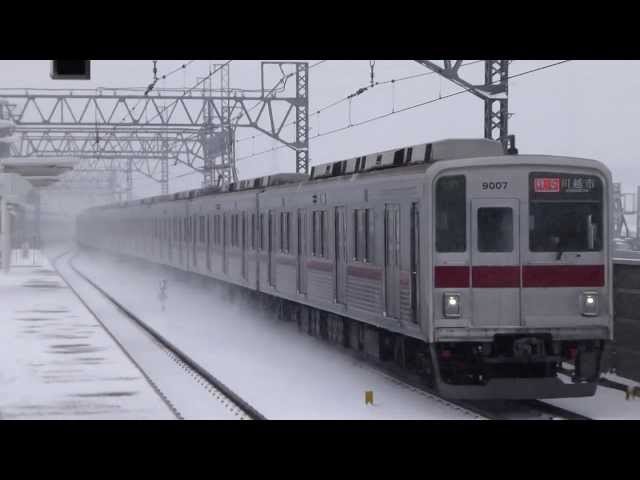 都会の電車が雪を舞い上げて走る！東横線元住吉駅