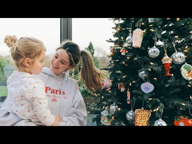 Cosy Home Day Decorating & Wrapping | Vlogmas Day 9