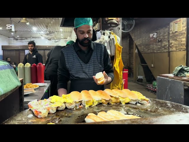 انڈے والا برگر | International Burger Saddar #foryou #food #indiastreetfood