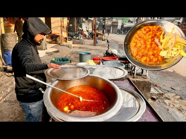 50/- Rs CHEAPEST PUNJABI BREAKFAST IN LAHORE - CHOLE KULCHE | STREET FOOD PAKISTAN