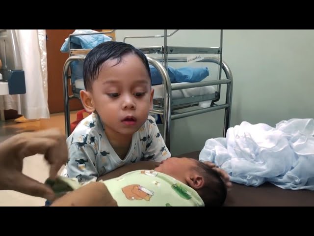 So Sweet ! Ini Momen Haru Abang L Jaga Adiknya Bikin Semua Takjub