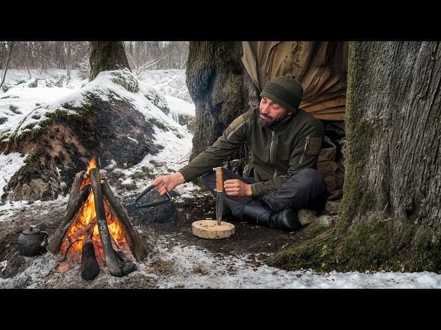 Winter Survival Shelter | Sleeping Outside in -10°C Weather | Bushcraft Camp in the Frozen Forest