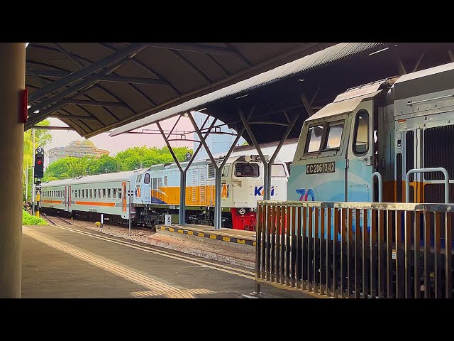 KERETA SORE PENUHI STASIUN TERSIBUK DI KOTA SURABAYA!! Kereta Api di Surabaya Gubeng