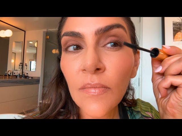 Dramatic Lashes Await: Hourglass Unlocked Mascara Demo