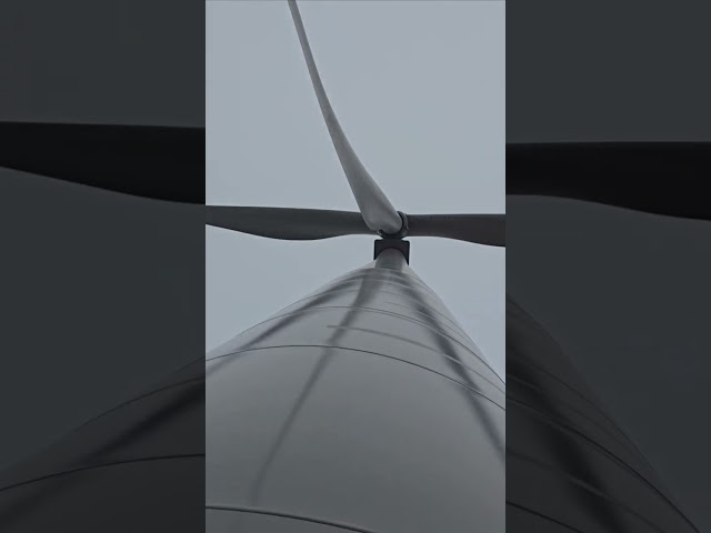 Wind Turbine Starts Swaying Dangerously Due to Strong Winds - 1634791