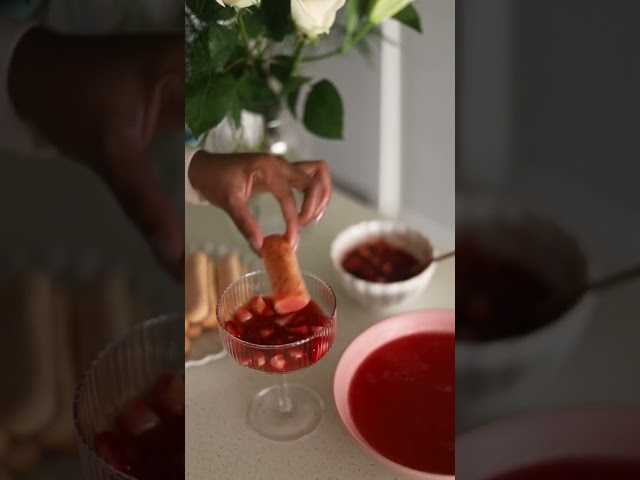 Strawberry tiramisu🍓 #nobake #nobakerecipe #nobakedessertrecipe #simplerecipe #tiramisu #foodshorts