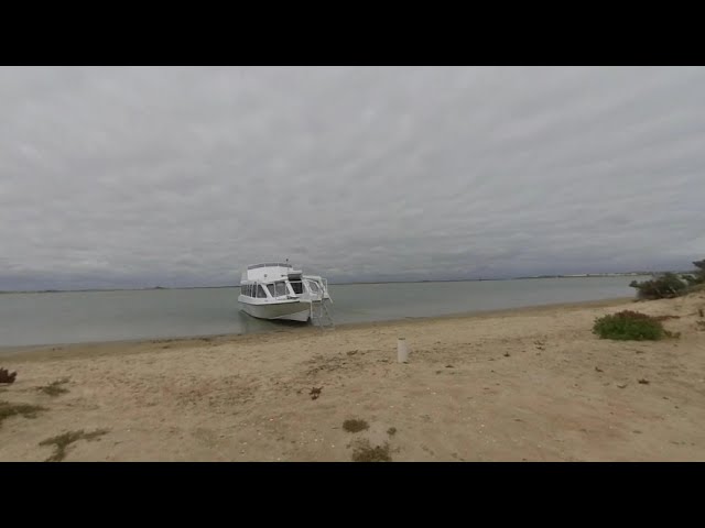 180 Walk thru boat on Murray River, South Australia.