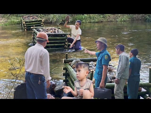 Single mother was supported by engineers and militia to build a bamboo bridge.