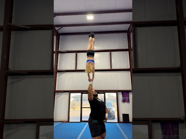 Finally over the flu to stunt a little👏🏽#cheerleading #stunt #athlete #tumbling #cheer