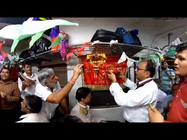 Gokul Ashtami Bhajan in Mumbai local train🚂 (मुंबई लोकलमध्ये गोकुळाष्टमी भजन) (360 degree / VR)