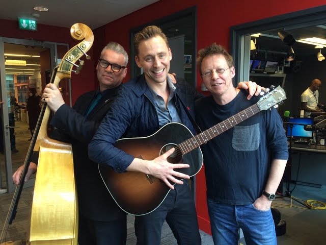 Tom Hiddleston performs I Saw The Light - 360-degree video