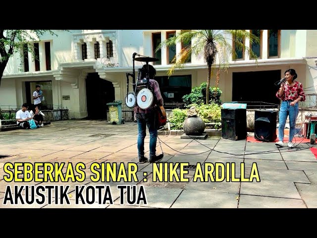 Seberkas Sinar Nike Ardilla Deddy Dores Akustik Kota Tua Jakarta 🇮🇩 | Street Busker