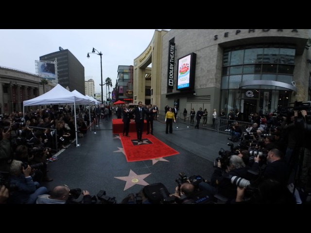 Ryan Reynolds Poses 360 VR VIDEO With His Family & Hollywood Walk of Fame Star | Splash News TV