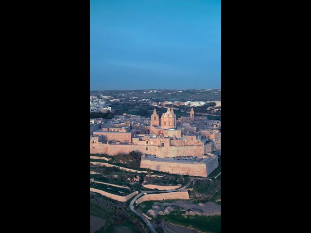 The #Medieval City of Mdina looking spectacular at #Sunset 🧡🤩