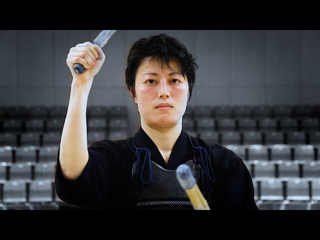 Woman  kendo practitioner with two swords | Riina Okuda 　Middle school art teacher